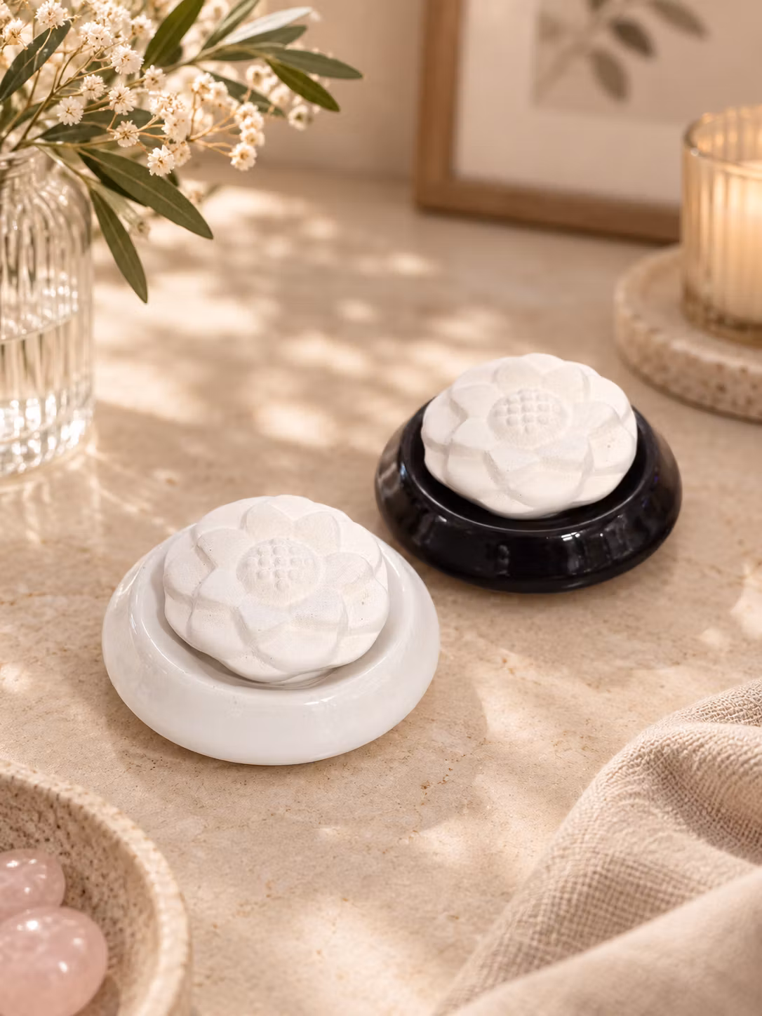 Aromasten Lotus Duo – vit och svart doftsten för eteriska oljor, 2-pack