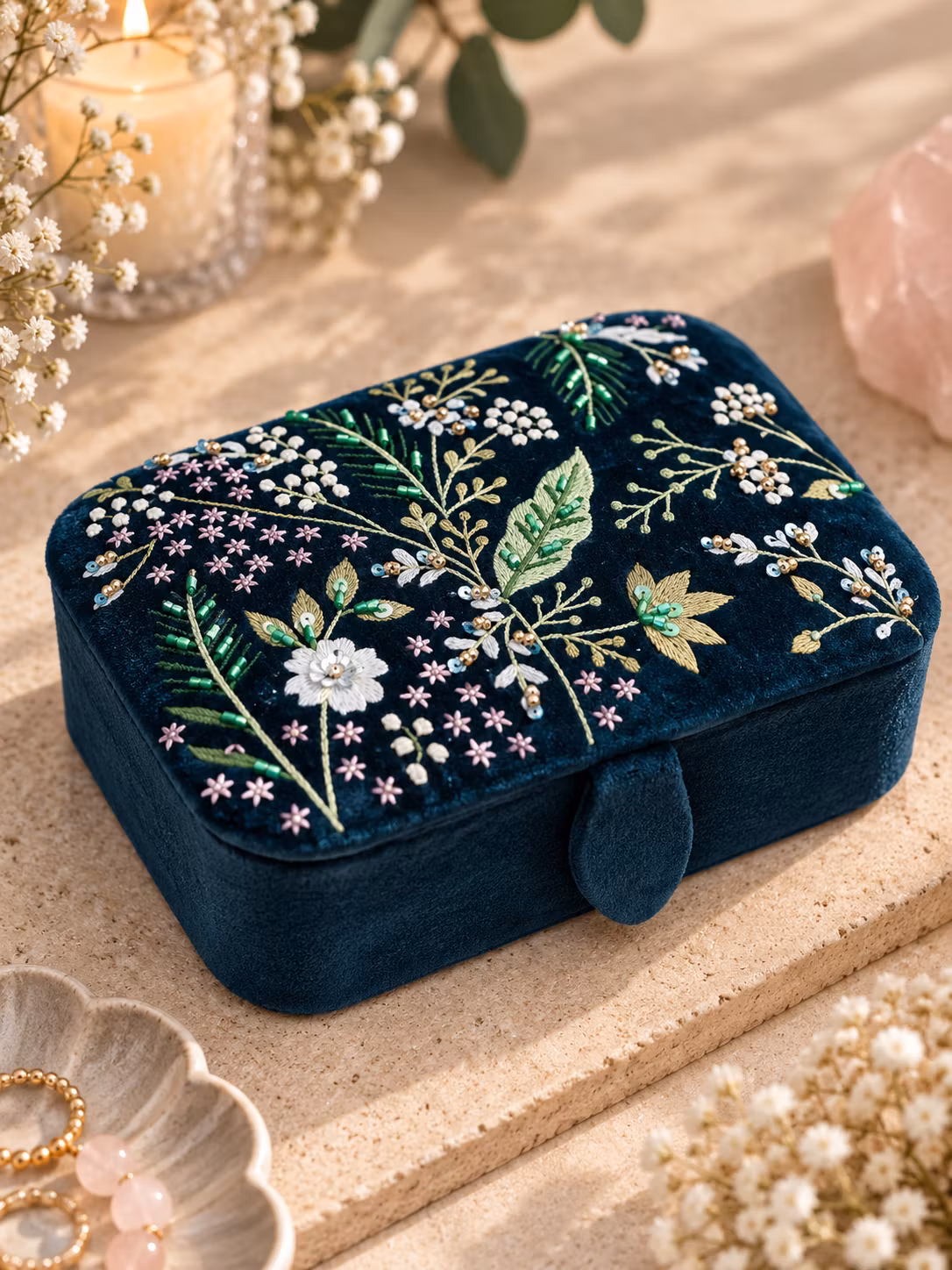 Broderad Ask, Mörkblå med Blommor – För Smycken, Kristaller och Tarotkort