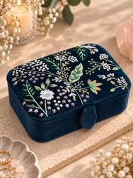 Broderad Ask, Mörkblå med Blommor – För Smycken, Kristaller och Tarotkort
