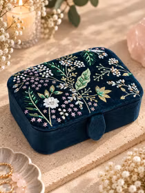 Broderad Ask, Mörkblå med Blommor – För Smycken, Kristaller och Tarotkort