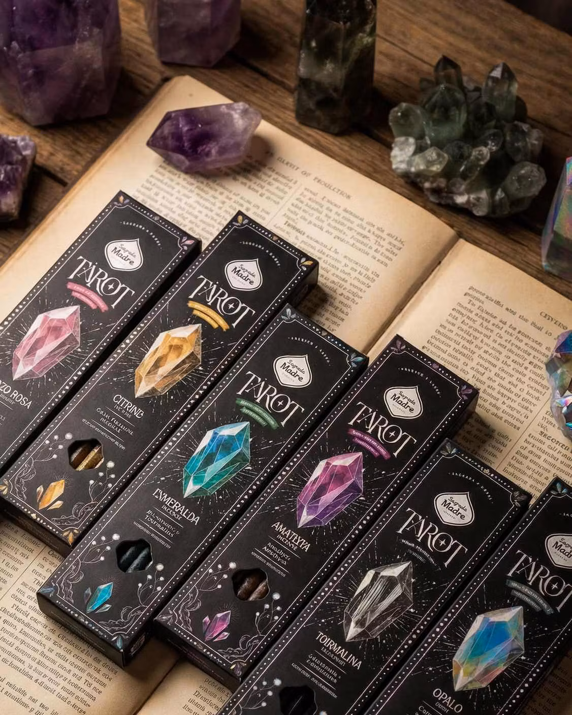 Tarot Gems samlarserie från Sagrada Madre med kristalltema