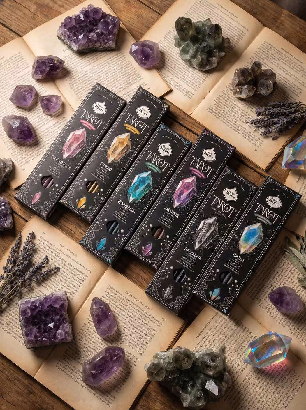 Sagrada Madre Tarot Gems Emerald (Smaragd) med färgkoordinerade rökelsepinnar