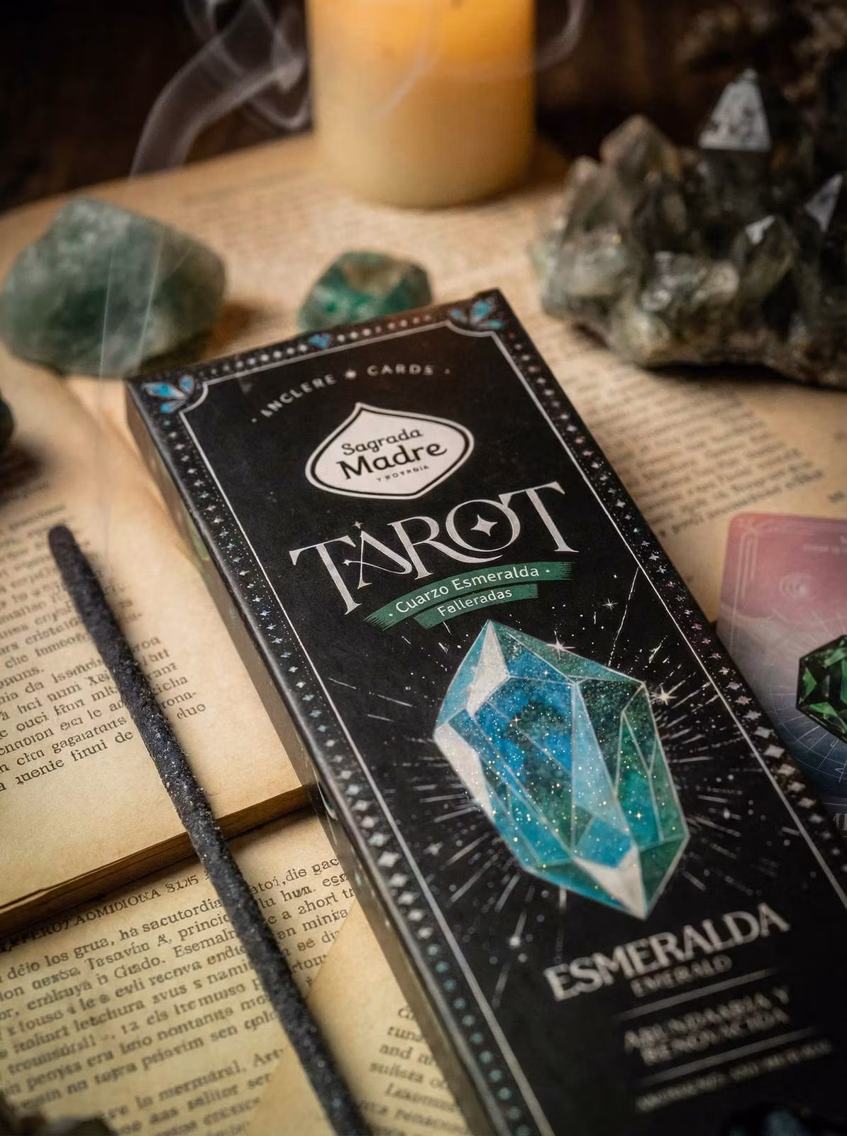 Sagrada Madre Tarot Gems Emerald (Smaragd) förpackning med glittrande rökelsepinnar