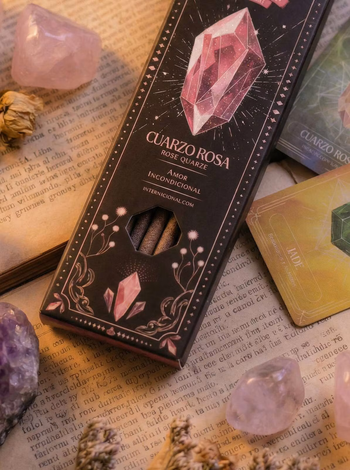 Sagrada Madre Tarot Gems Rose Quartz (Rosenkvarts) förpackning med glittrande rökelsepinnar