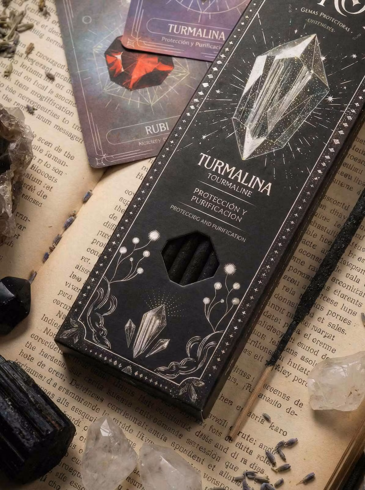 Sagrada Madre Tarot Gems Tourmaline (Turmalin) förpackning med glittrande rökelsepinnar