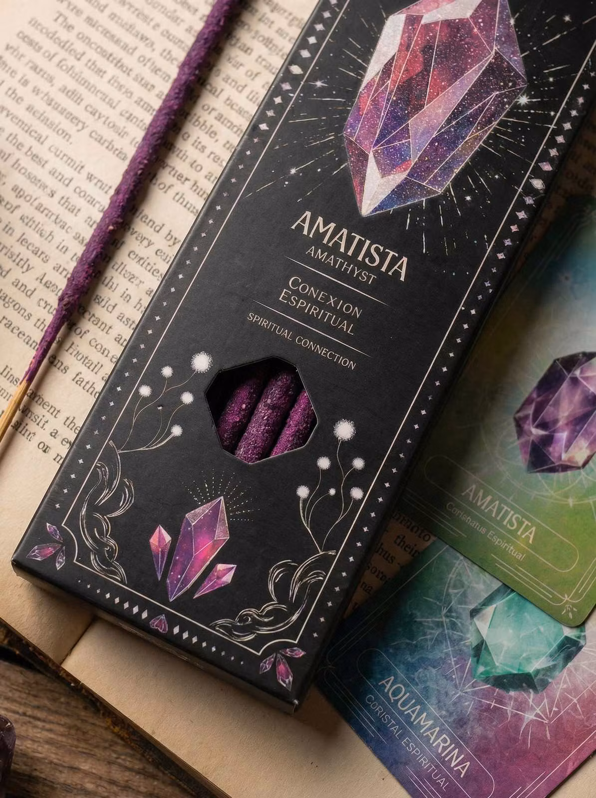 Sagrada Madre Tarot Gems Amethyst (Ametist) förpackning med glittrande rökelsepinnar