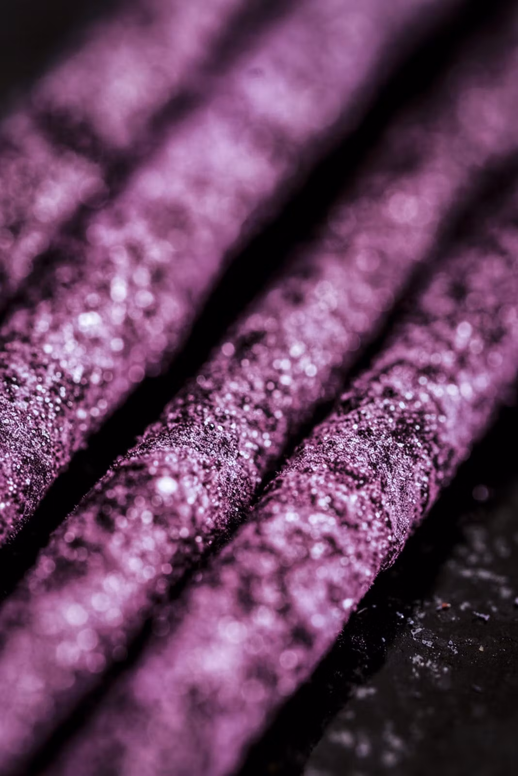 Tarot Gems Amethyst (Ametist) från Sagrada Madre i stämningsfull miljö