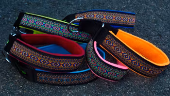 Halsband med rombmönster