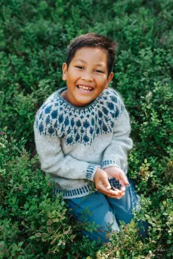 Sisu Knitwear - Blueberry (Blåbær) Sweater junior (PDF)