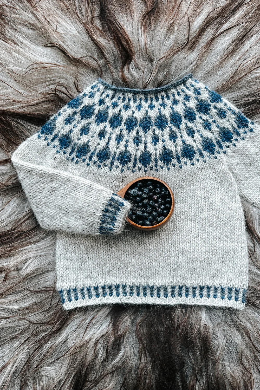 Sisu Knitwear - Blueberry (Blåbær) Sweater mini (PDF)