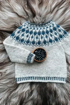 Sisu Knitwear - Blueberry (Blåbær) Sweater mini (PDF)
