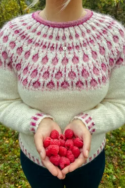 Sisu Knitwear - Raspberry (Bringebær) Sweater Fjallalopi (PDF)