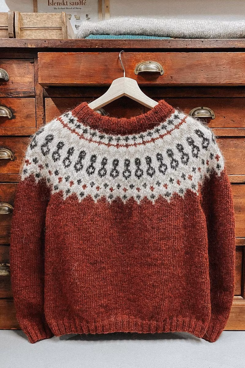 Sisu Knitwear - Čoarvegiella Sweater vår, röd (PDF)