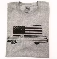 Grå T-shirt, herr med USA-bil och flagga