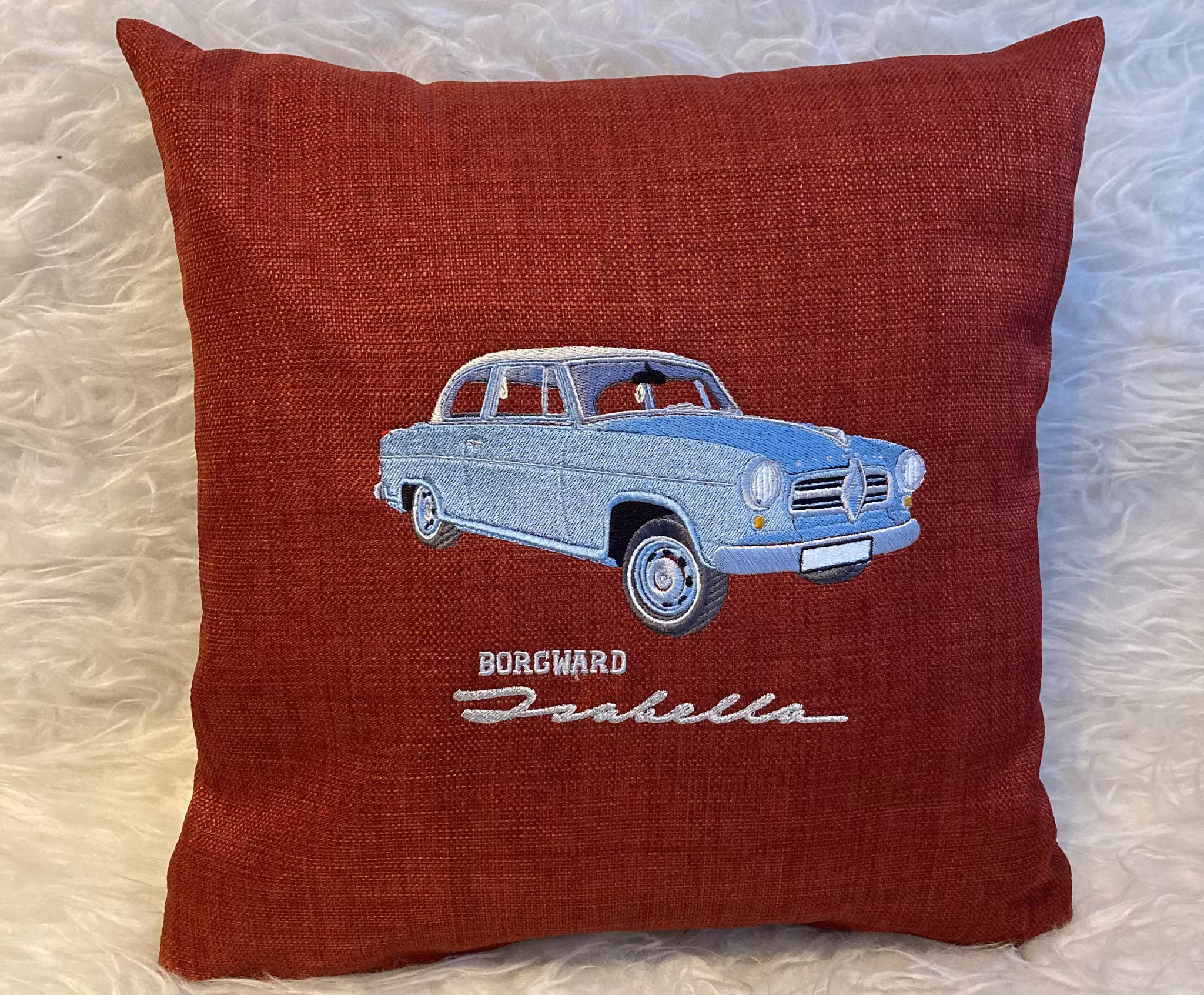 Borgward Isabella, kuddfodral vinröd (beställd med text under samt eget reg.nr)