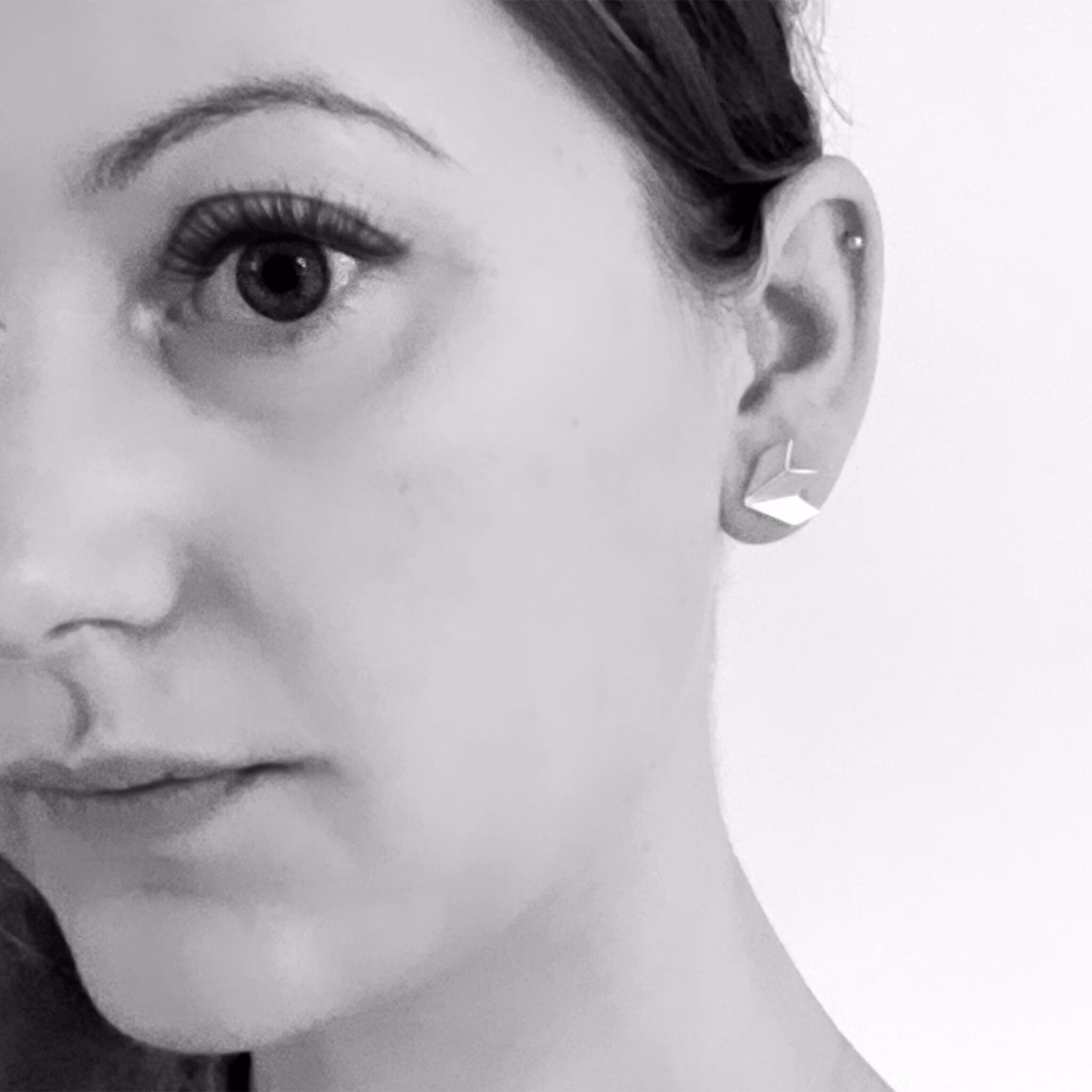 UNFOLDED små stift örhängen - Tess Jordan