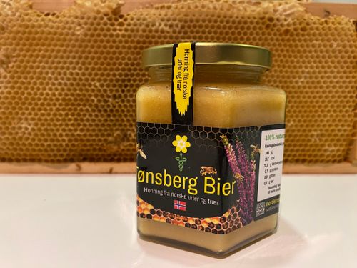 Lyng honning fra Felle i Telemark. Honningen 250 g presset ut av tavlene.