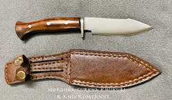 Bjarkan Bushman Kniv (ᛒᛁᛅᚱᚴᛅᚾ᛫ᛋᚴᚨᚴᚱ᛫ᛘᛅᛏᚱ)