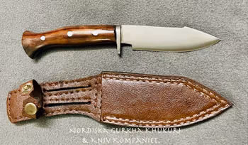 Bjarkan Bushman Kniv (ᛒᛁᛅᚱᚴᛅᚾ᛫ᛋᚴᚨᚴᚱ᛫ᛘᛅᛏᚱ)
