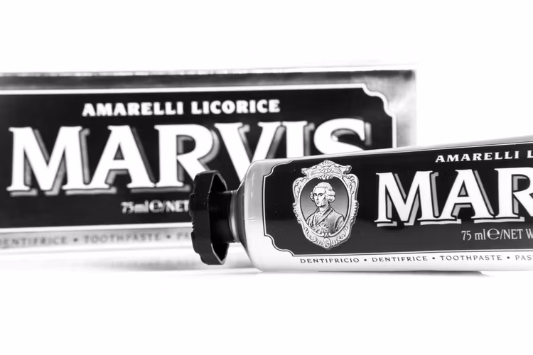 Tubar med tandkräm med lakrits- och mintsmak.