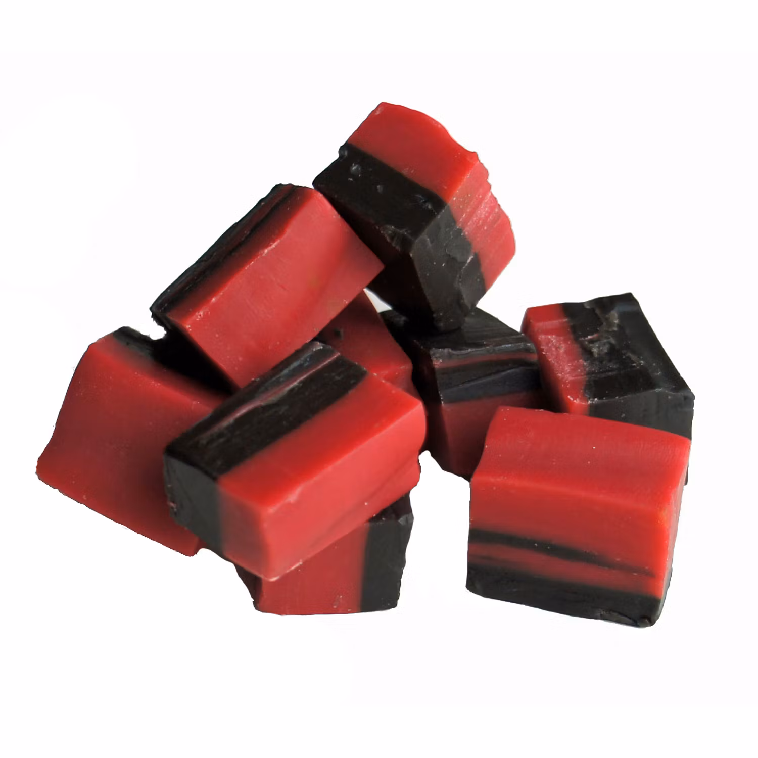 En hög med fudge där ena halvan av fudgen har hallonsmak och andra lakritssmak.