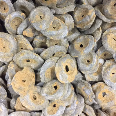 Saltlakritsknappar smaksatta med salmiak.