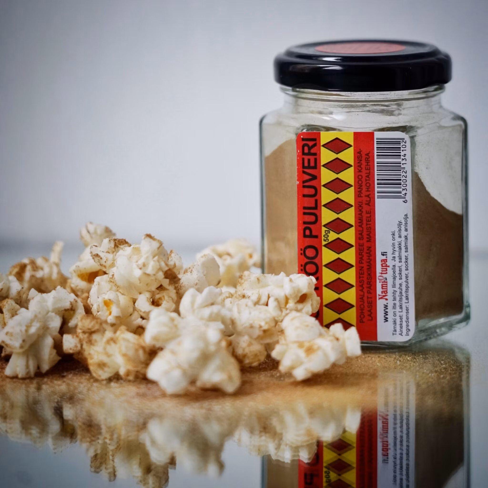 En hög popcorn pudrade med saltlakritspulver.