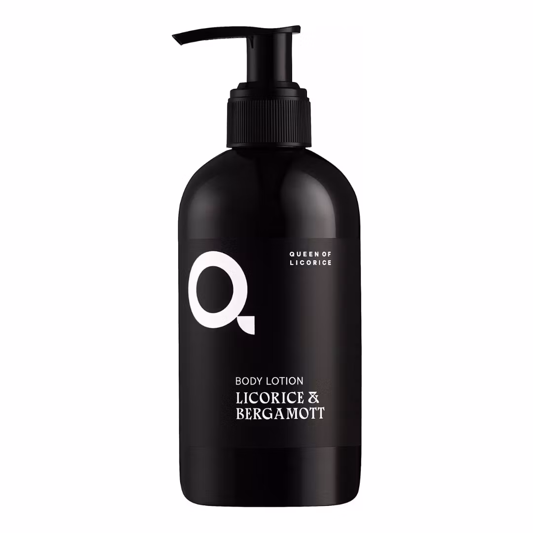 En flaska med body lotion med lakrits och bergamott doft.