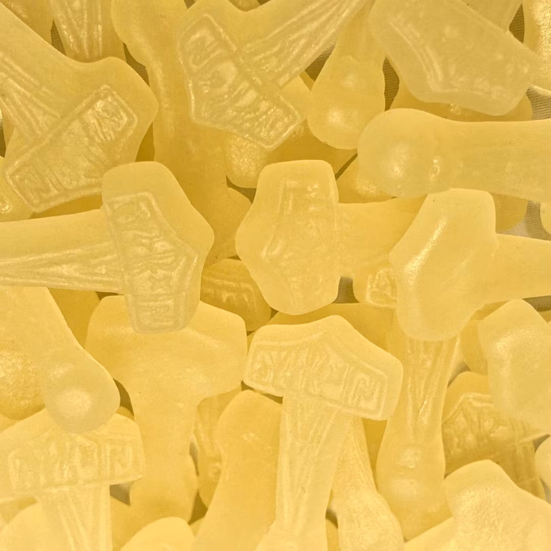 Godisbitar i formen av Tors hammare smaksatta med fläder