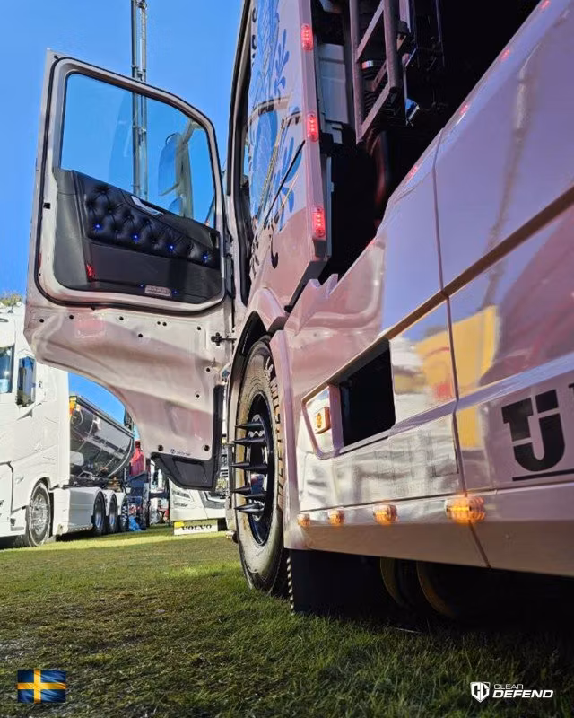 Hur skyddar jag enklast insidan av dörren på min lastbil från repor från skorna?