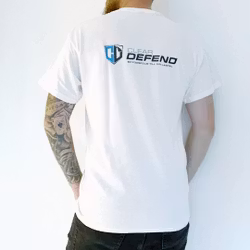 Vit t-shirt med Clear Defends logga på ryggen