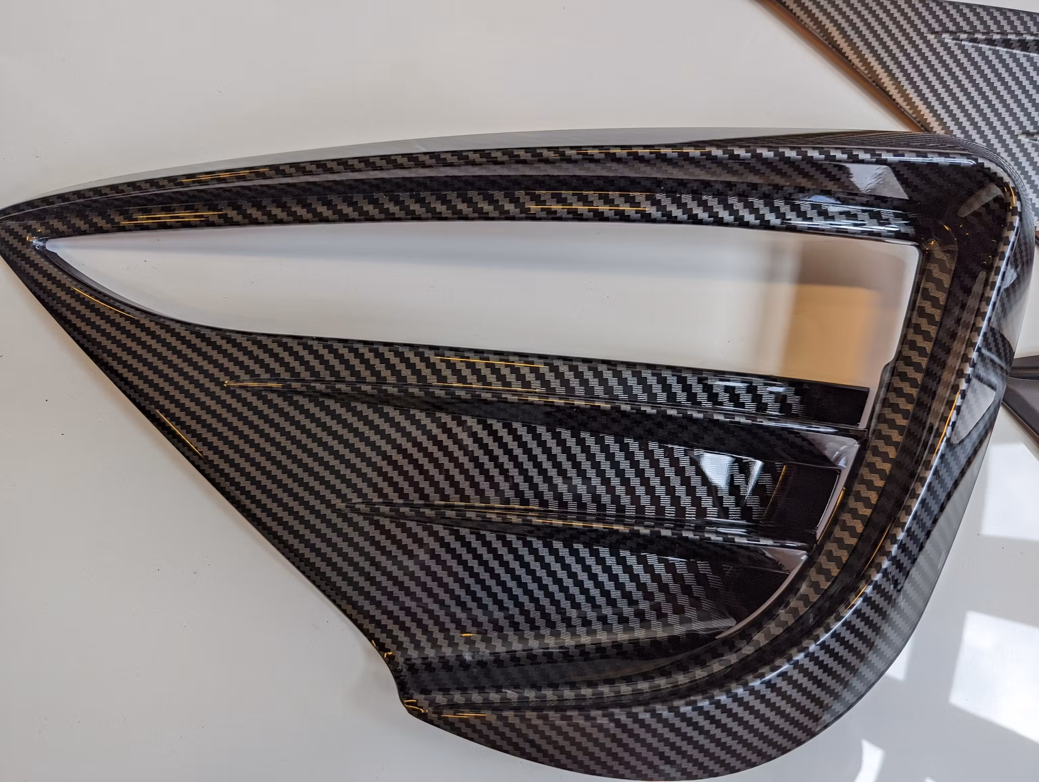 Dimljus spoiler Sport Model Y