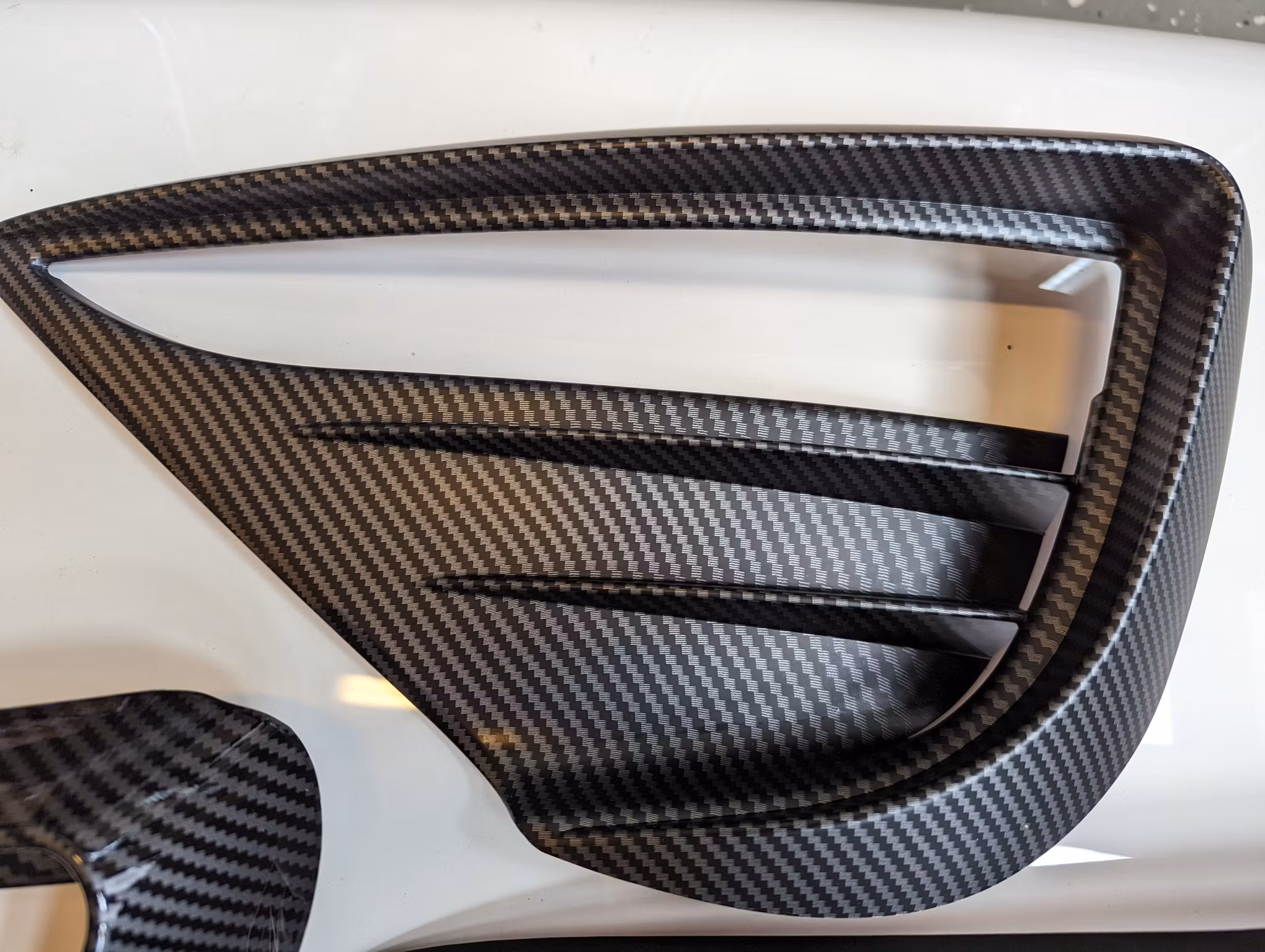 Dimljus spoiler Sport Model Y