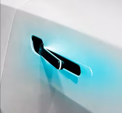 Auto presenting doors Model Y / 3