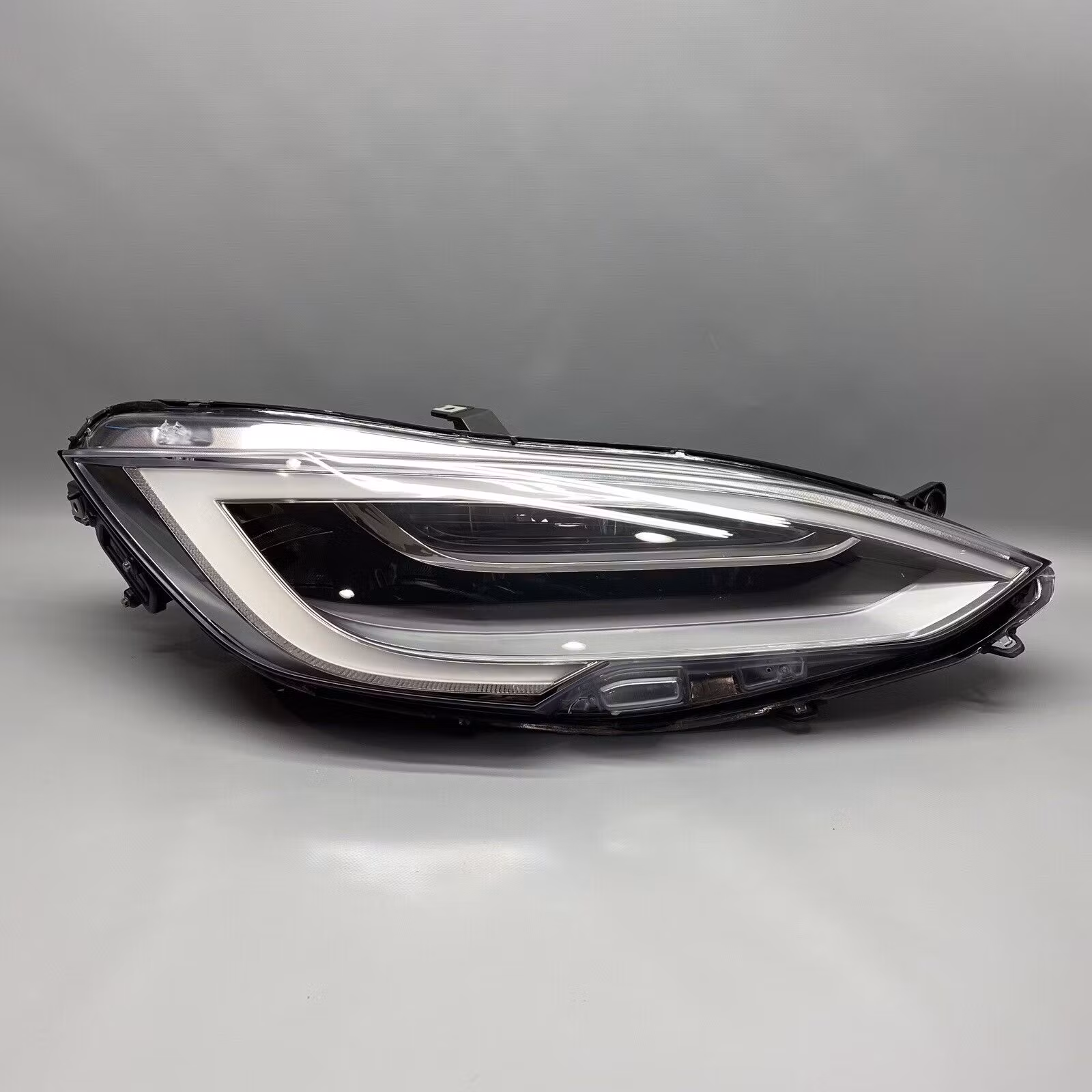 Strålkastare Tesla Model S 2016 - 2020