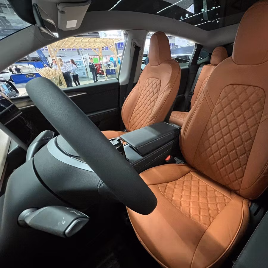 Klä om interiören på din Tesla bilcta image