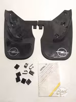 Skvettlapper bak sølv logo