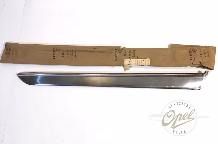 Chrome moulding rear quarter rear right