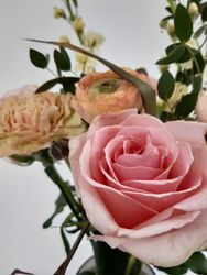 Bukett i säsongens blommor , mellan