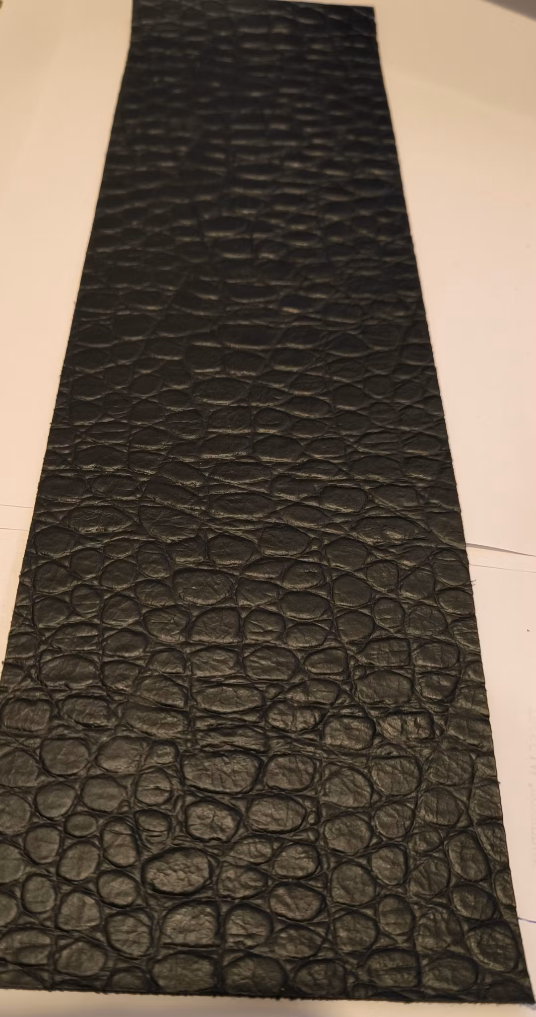 Sort kuskinn preget 8VS