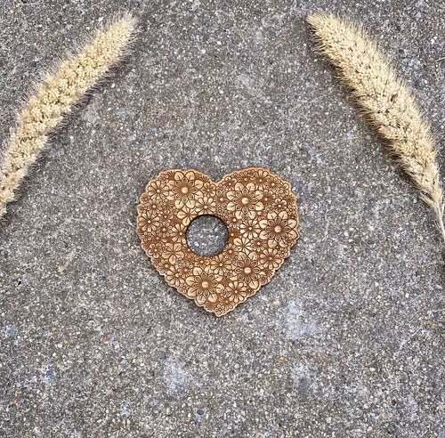 Hjärtformat klotställ i trä (mörk)
