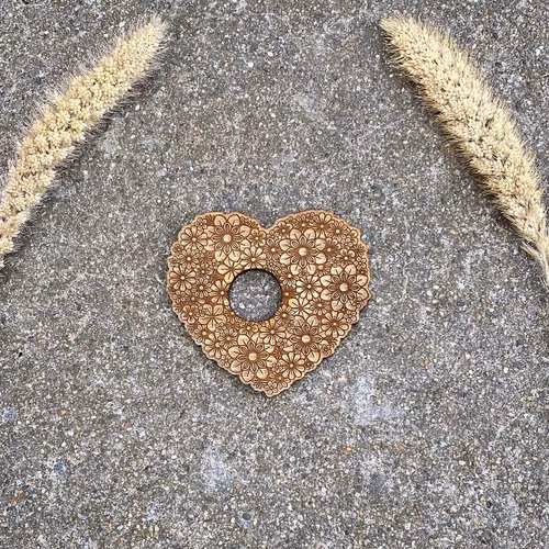 Hjärtformat klotställ i trä (mörk)