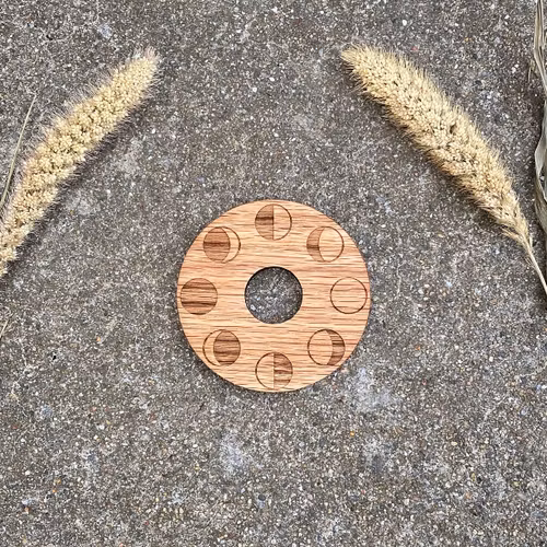 Runt klotställ i trä med månfaser (stor)