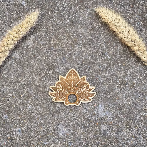 Klotställ i trä i form av lotus (mörk)