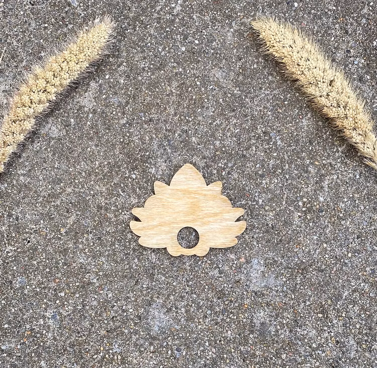 Klotställ i trä i form av lotus (mörk)