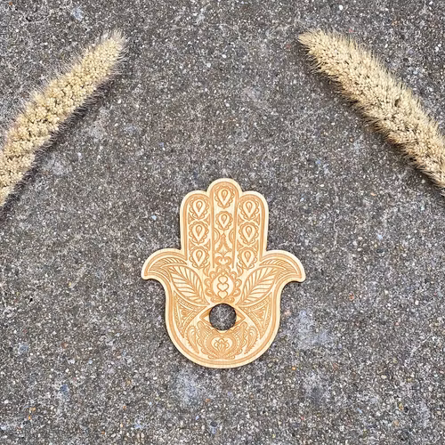 Klotställ i trä i form av Fatimas hand (med hjärtan)