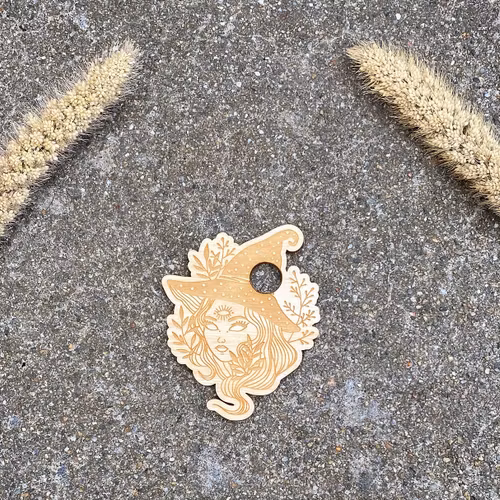 Klotställ i trä i form av häxa (ljus)