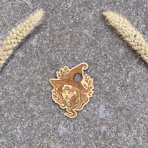 Klotställ i trä i form av häxa (mörk)