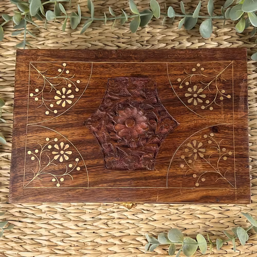 Träskrin (mässingdetaljer) för eterisk olja, rökelsekoner, trumlade stenar mm. (Stor)