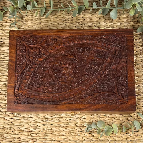 Träskrin (handsnidad) för eterisk olja, rökelsekoner, trumlade stenar mm. (Stor)